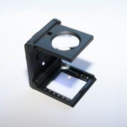 N1600 Лупа на складывающейся пластмассовой стойке с подсветкой х5-25мм